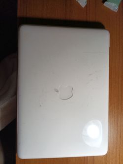 Apple MacBook White Laptop (2009)
