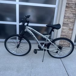Silver Huffy Highland 24-Inch Unisex Mountain Bike - 21 Speed