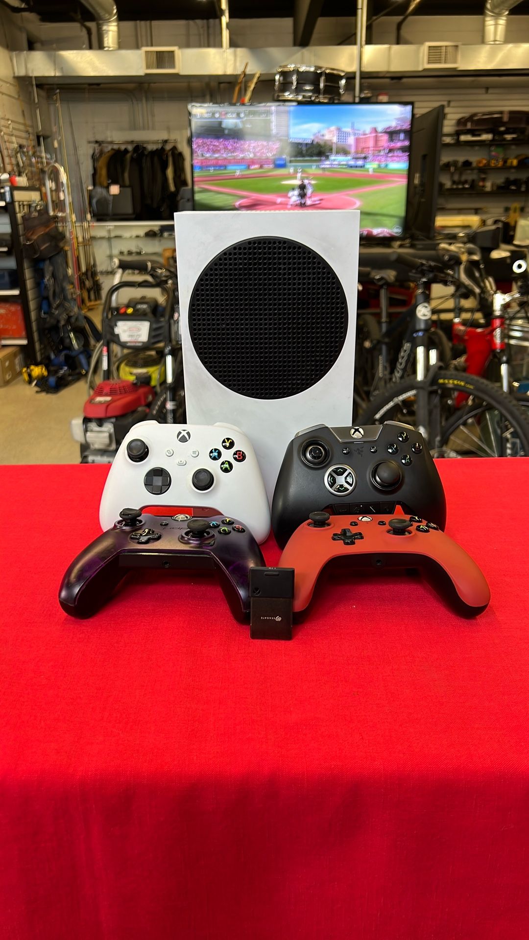 Xbox Series S + 4 Controllers + 1TB Seagate Expansion + Cables