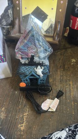 Brand New Scentsy Haunted House Warmer 