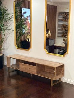 TV STAND / Entertainment Center