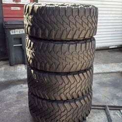 33 X 12.50 R17 Yokohama Set of 4 Used in Excellent Condition