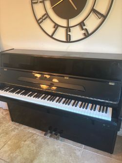 Samick upright piano. Gloss black. Free delivery