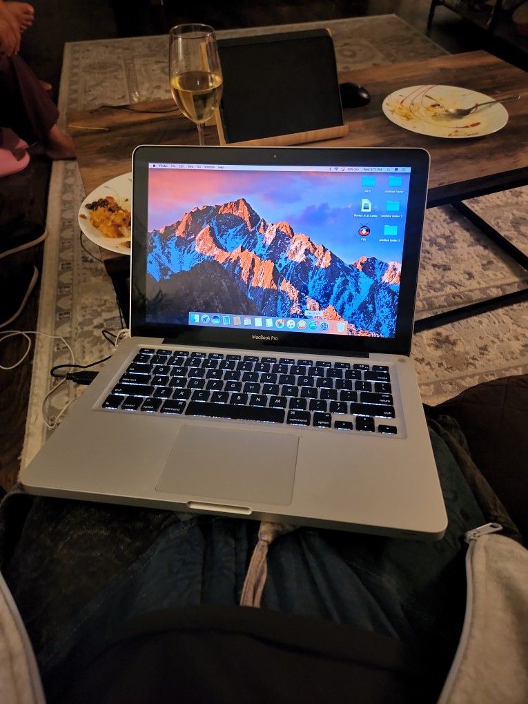 Macbook Pro Laptop 13 Inch GREAT FUNCTIONALITY