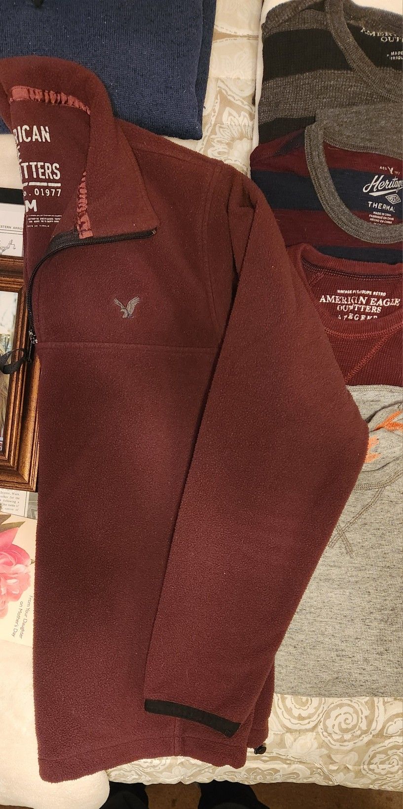 American Eagle Pull Over