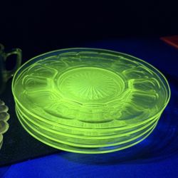 Vintage Heisey Glass Co. Manganese And Uranium Mix Glass 8.5 In Colonial Salad Plates 