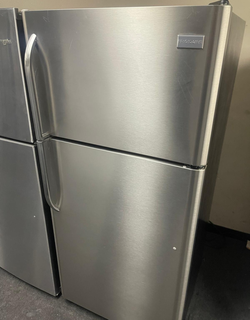 Deal: Frigidaire Stainless Top-Freezer – adjustable glass shelves