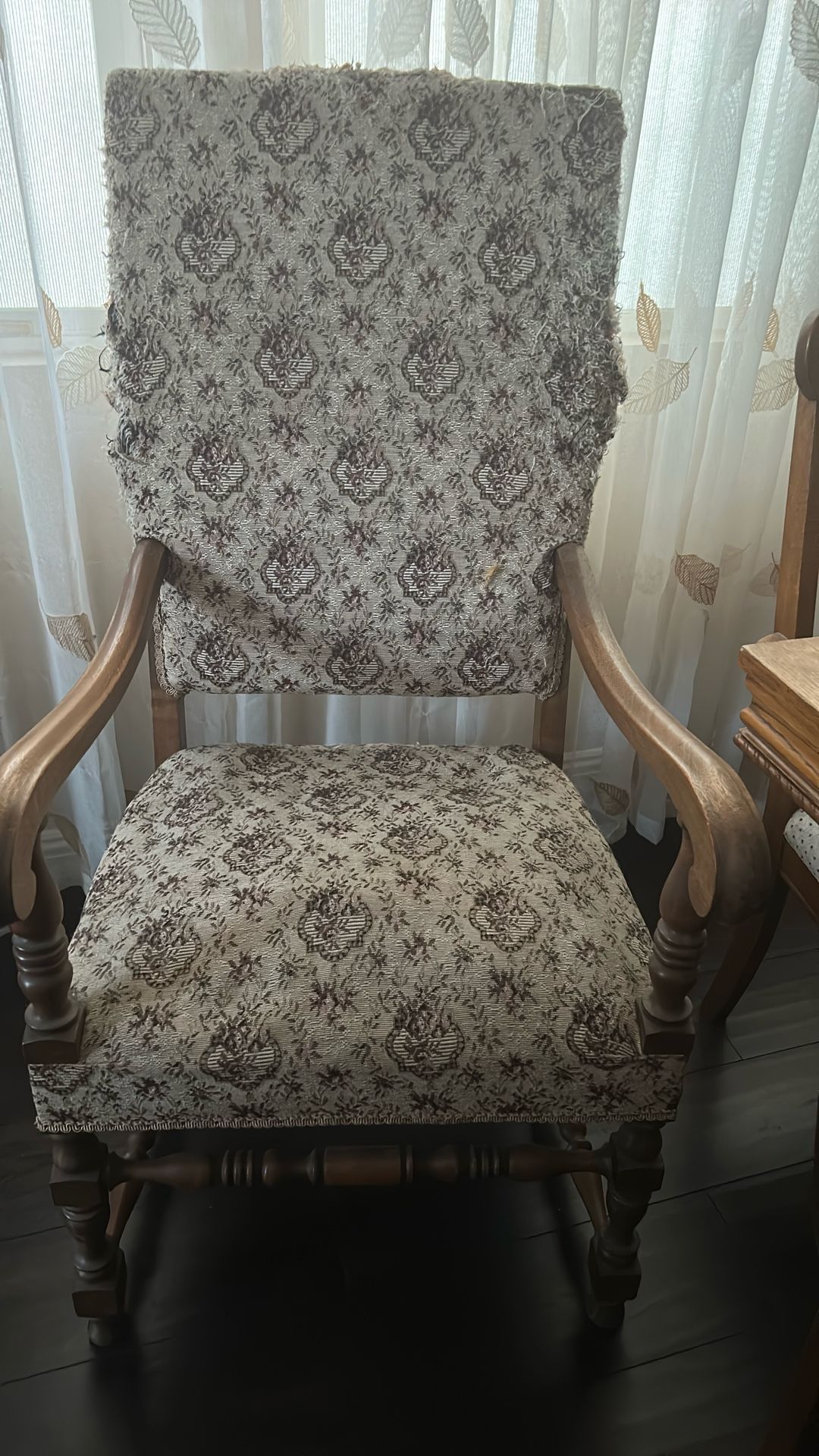 ANTIQUE CHAIR