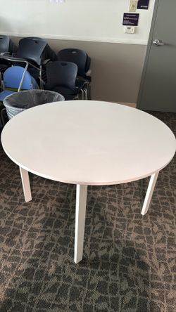 Round white table