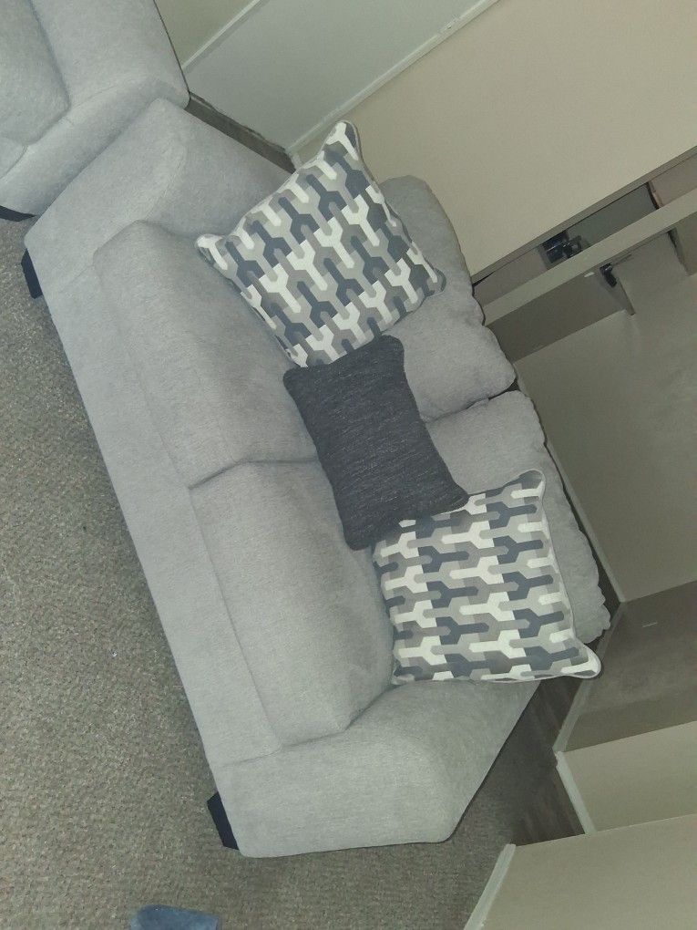 Ashley COUCH AND LOVE SEAT HAD IT FOR 2 MONTHS BTAND NEW PILLOW ARE IMCLUDED