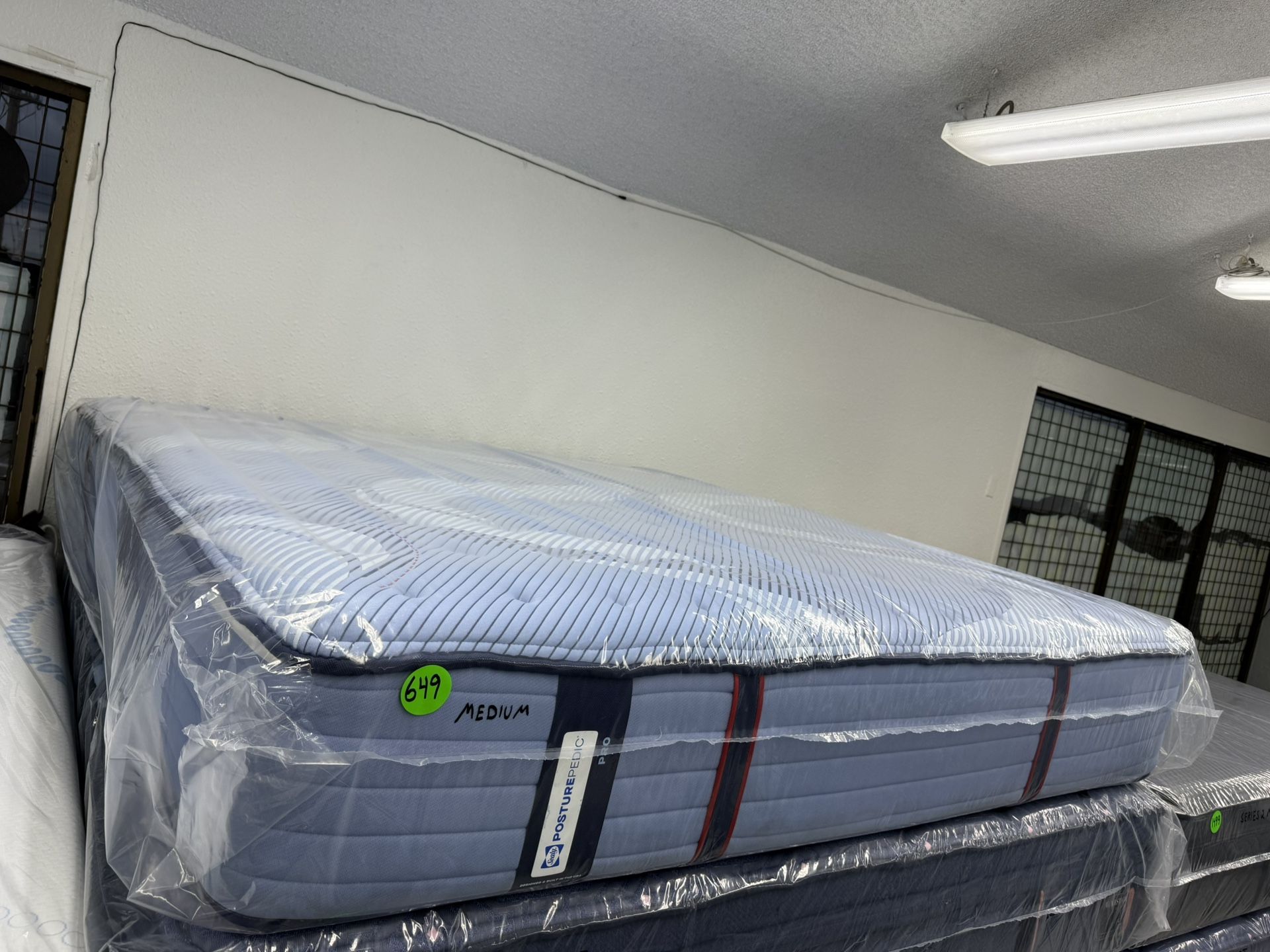 KING SIZE SEALY POSTUREPEDIC PRO MATTRESS & BOX SPRINGS BED SET
