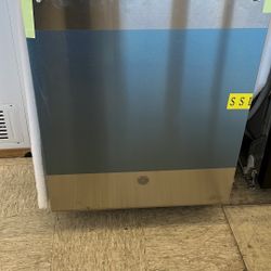 GE DISHWASHER IN STAINLESS STEEL - PLASTIC INSIDE 