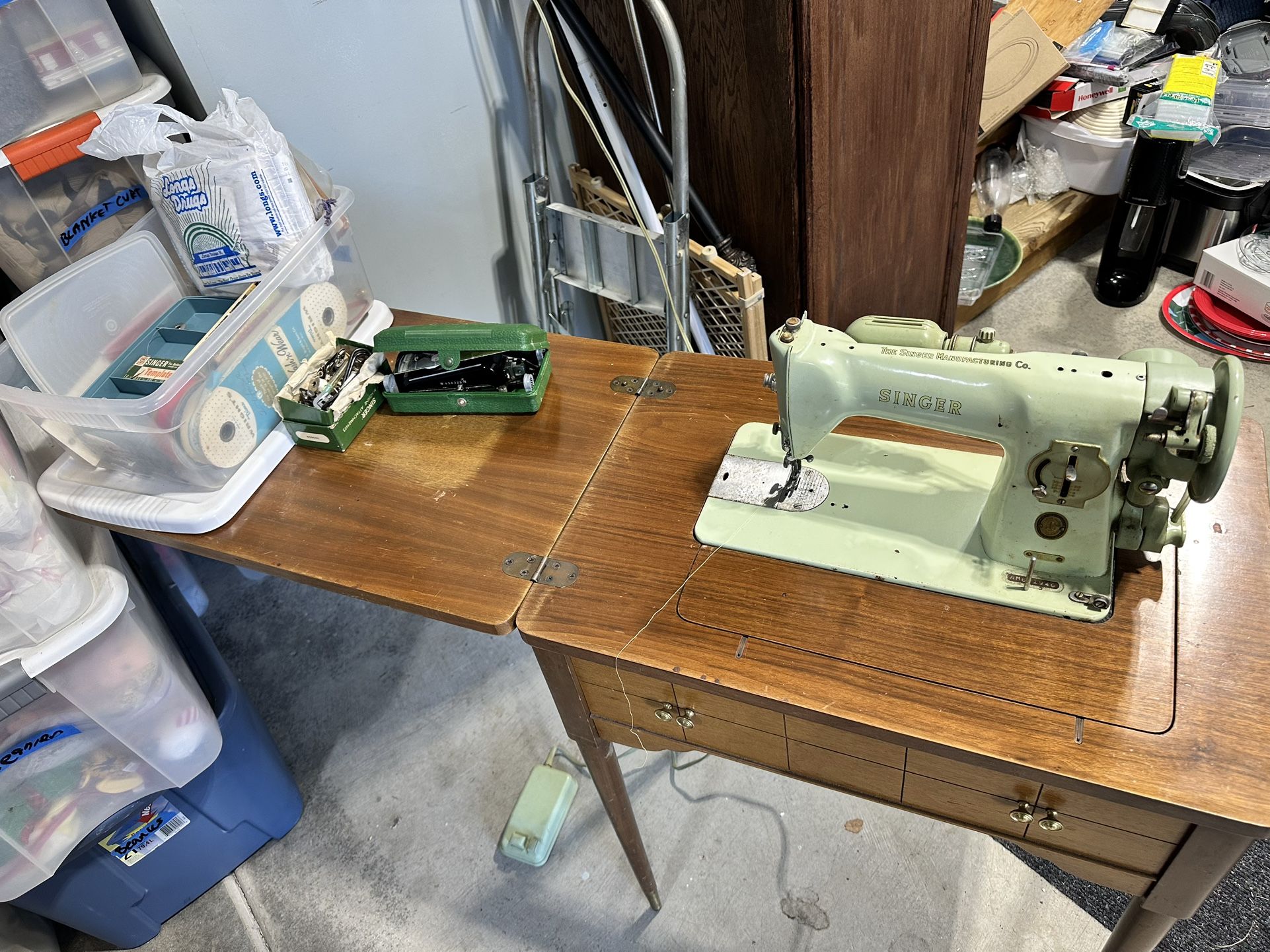 Vintage Singer Sewing Machine And Table