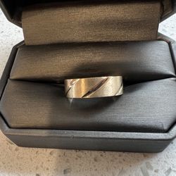 Men’s gold ring wedding band 