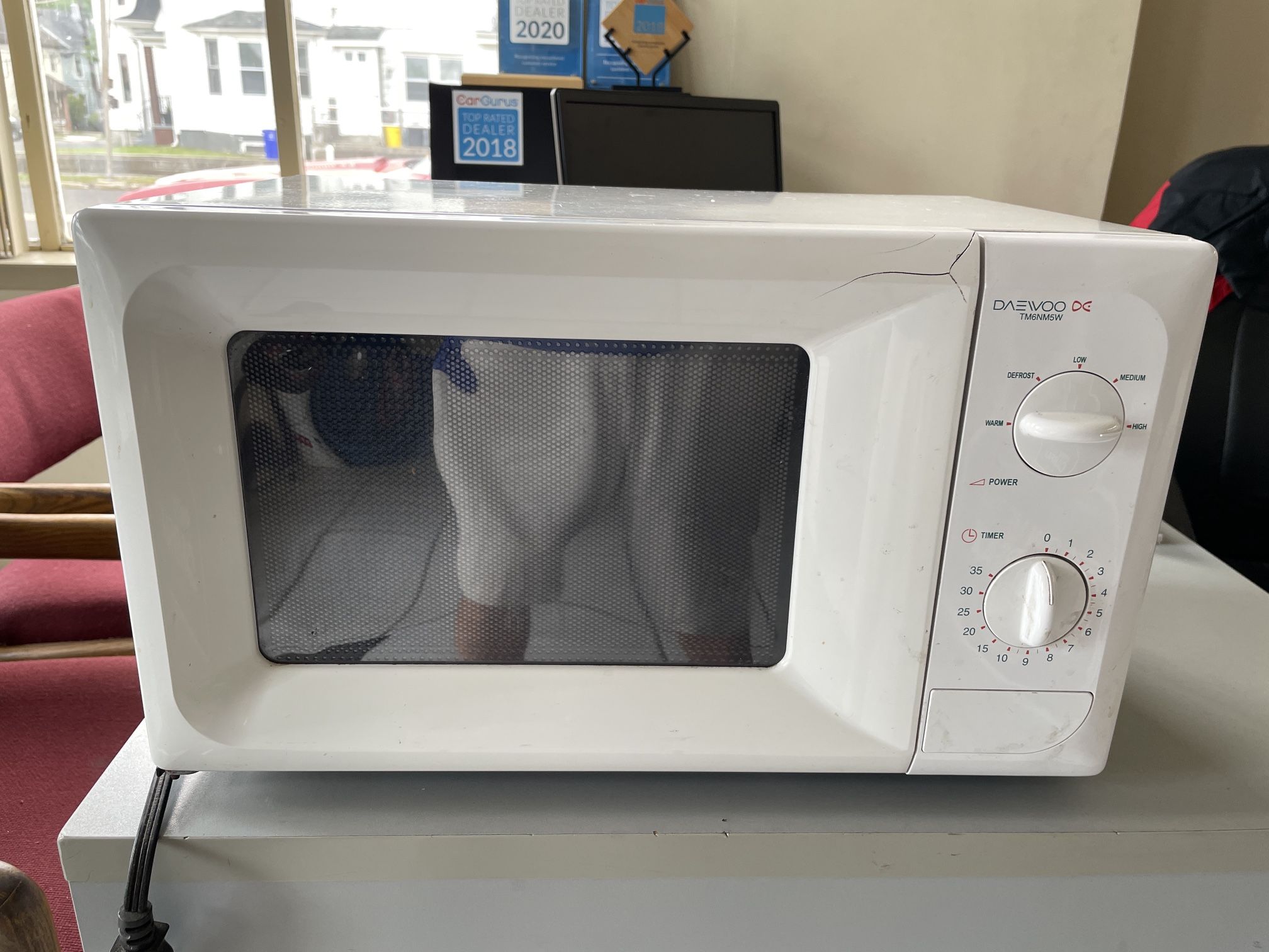 Daewoo TM6NM5W 600 Watt 0.6 Cubic Feet Microwave