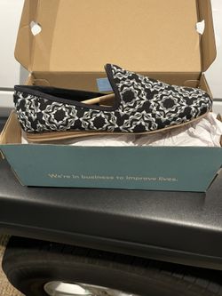 TOMS Darcy Flats – Black Sunburst Blanket Woven Size: Women’s 8– $20