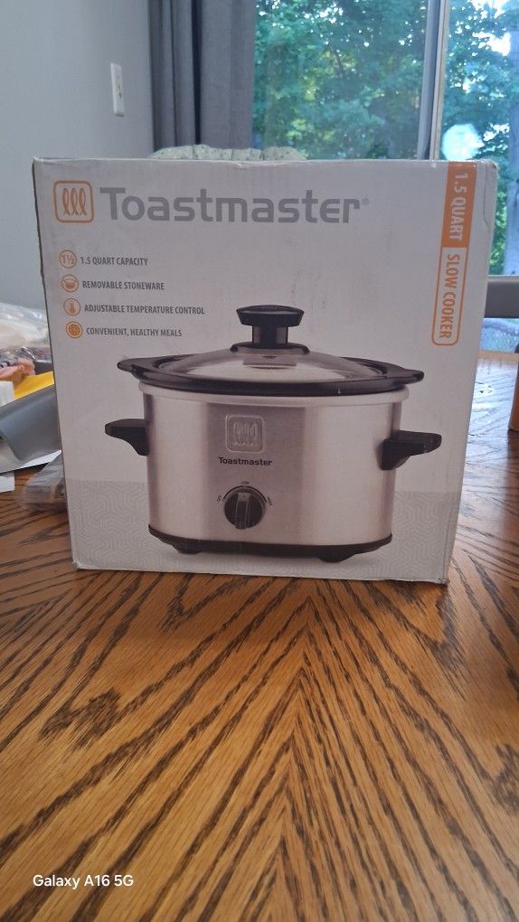 1.5 quart slow cooker (NEW) never been used .