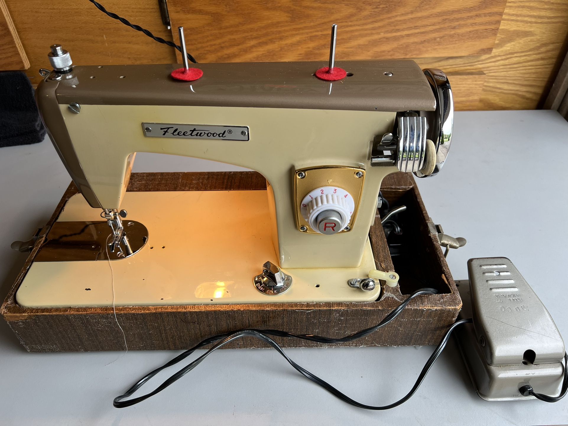 FLEETWOOD VINTAGE ELECTRIC SEWING MACHINE