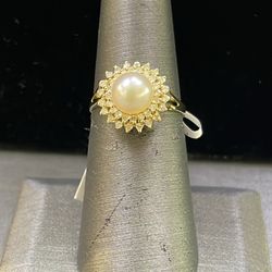 14K Yellow Gold Ring with Pearl in Center and Diamonds💎 (Size 6.5/ 2.3 Grams)