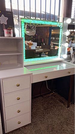 Clearance (LAST ONE) impressions hello kitty vanity