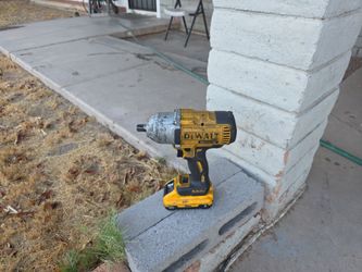 DEWALT 1/2 INCH impact tool
