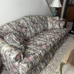 Free floral couch clean no pets or rips vista pick up