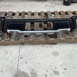 🚘 Front Bumper – 2018-2023 Ford F-150 Raptor 🚘  ✅ OEM Style Front Bumper ✅ Fits Ford Raptor Models ✅ Excellent Condition ✅ Ready to Install  💲 $599