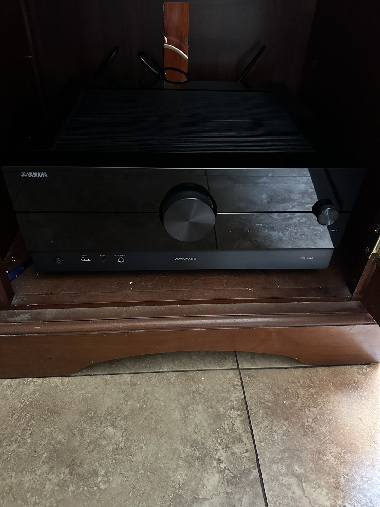 Yamaha Receiver With 3 Klipsch 