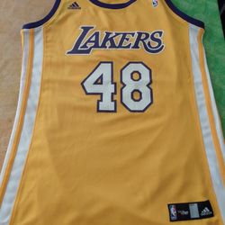 LAKERS JERSEY SIZE MEDIUM YOUTH