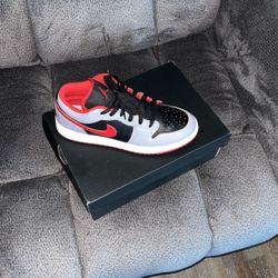 Size 6.5Y They are worn but In Good Condition 