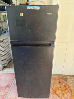 Haier 24" 9.8 Cubic Feet Smudge-Resistant Top Freezer Refrigerator HA10TG21SB