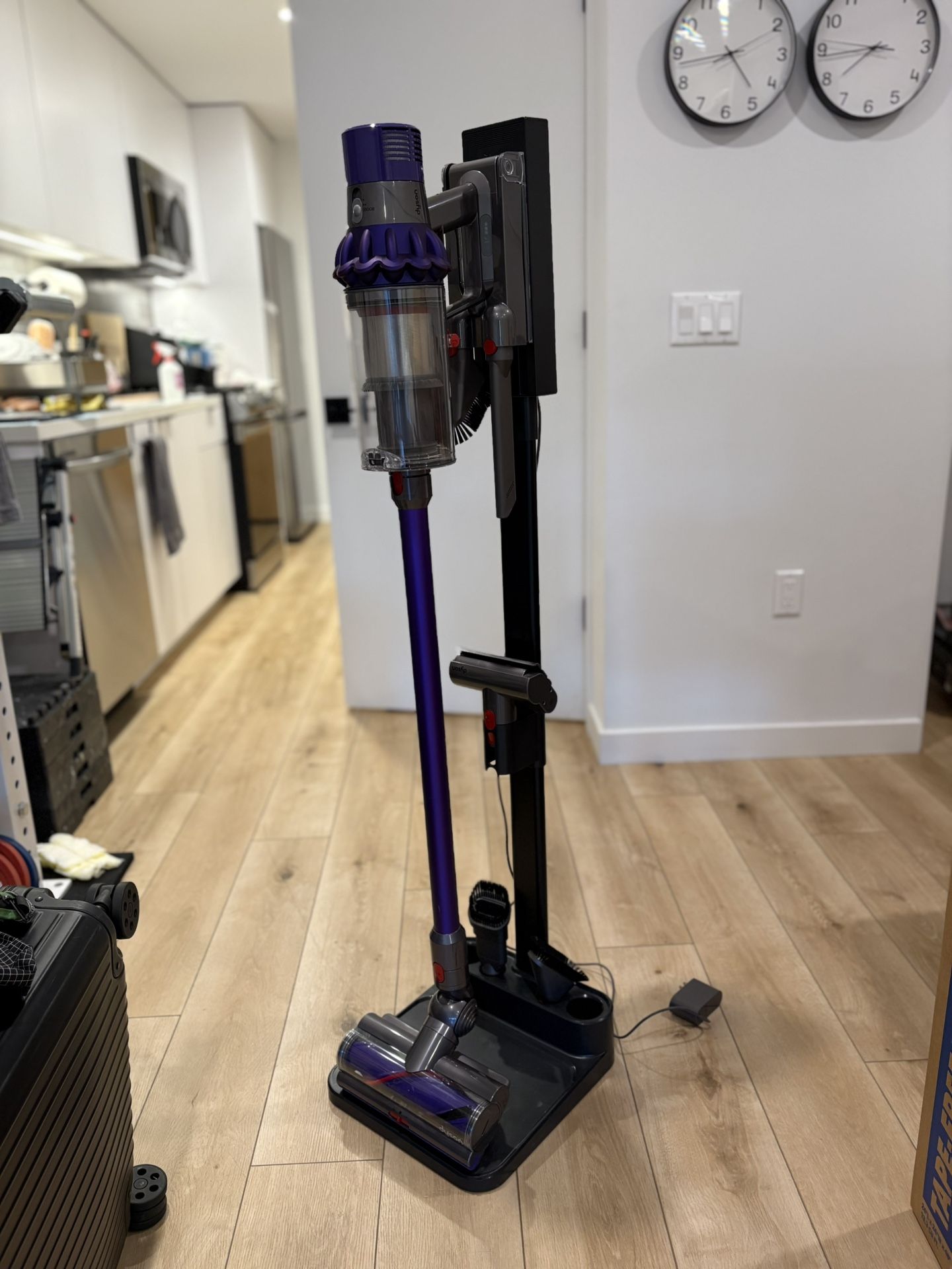 Dyson V10 Vacuum Cleaner + Stand
