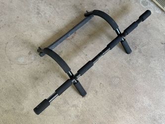 Gold's Gym doorway pull up bar