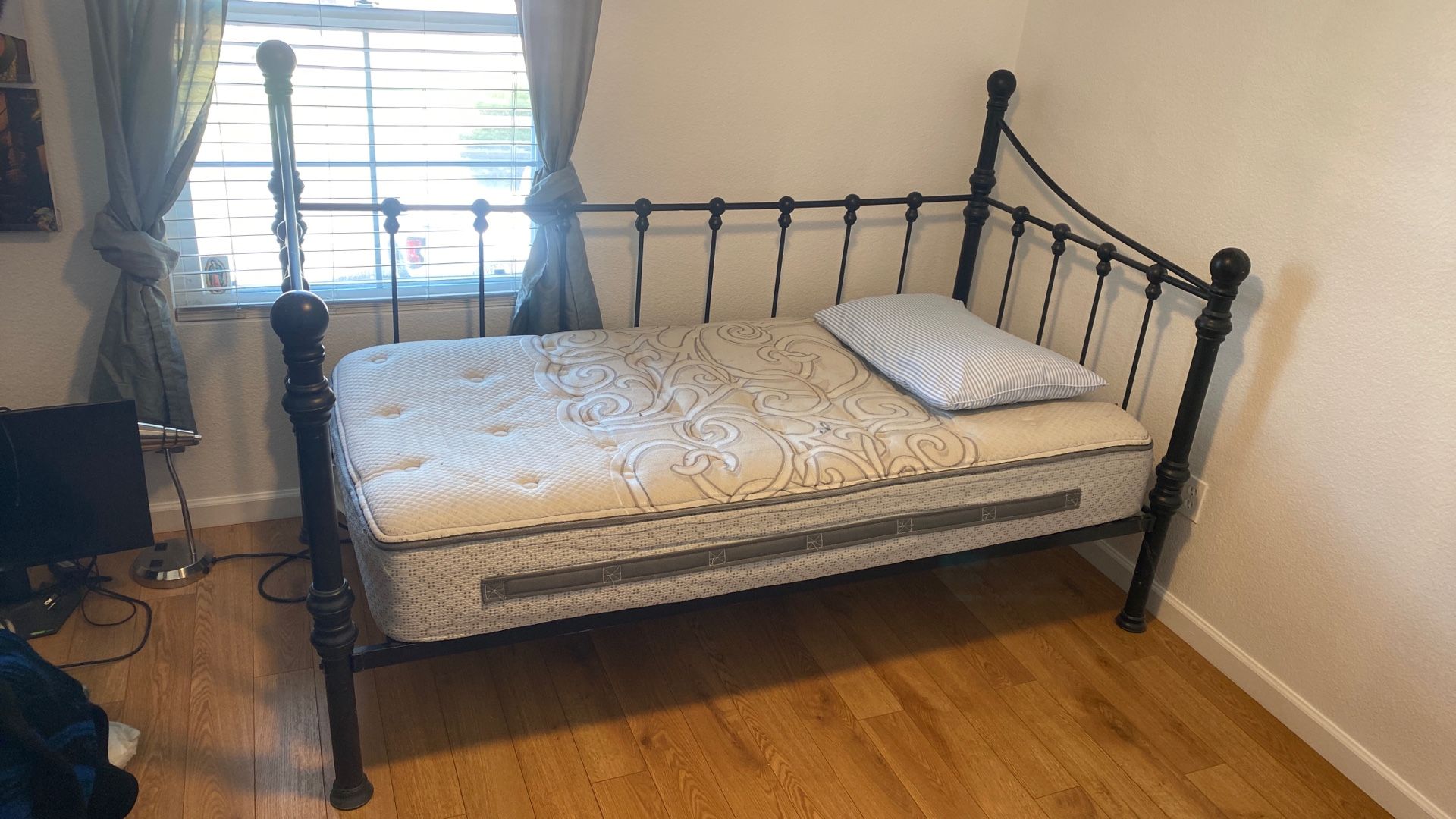 Twin Bed 
