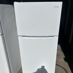 Frigidaire 18 Cu Ft Refrigerator And Freezer 