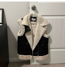 B.Coature Women’s Faux Fur Vest