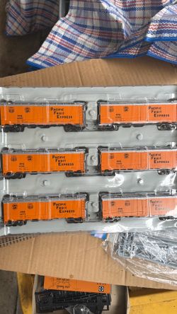 Athearn HO Scale Model Train PFE Reefer 6-Pack Set