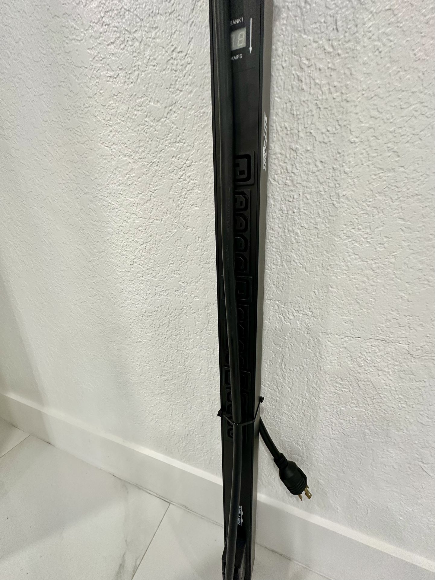 Tripp.lite Regleta de Corriente 30 Tomás Para Enganchar