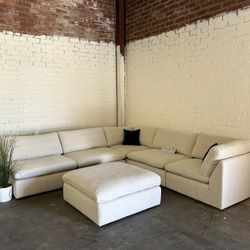 LIKE NEW! Cream 6 Piece Ashley’s Modular Sectional Couch (FREE DELIVERY 🚚)