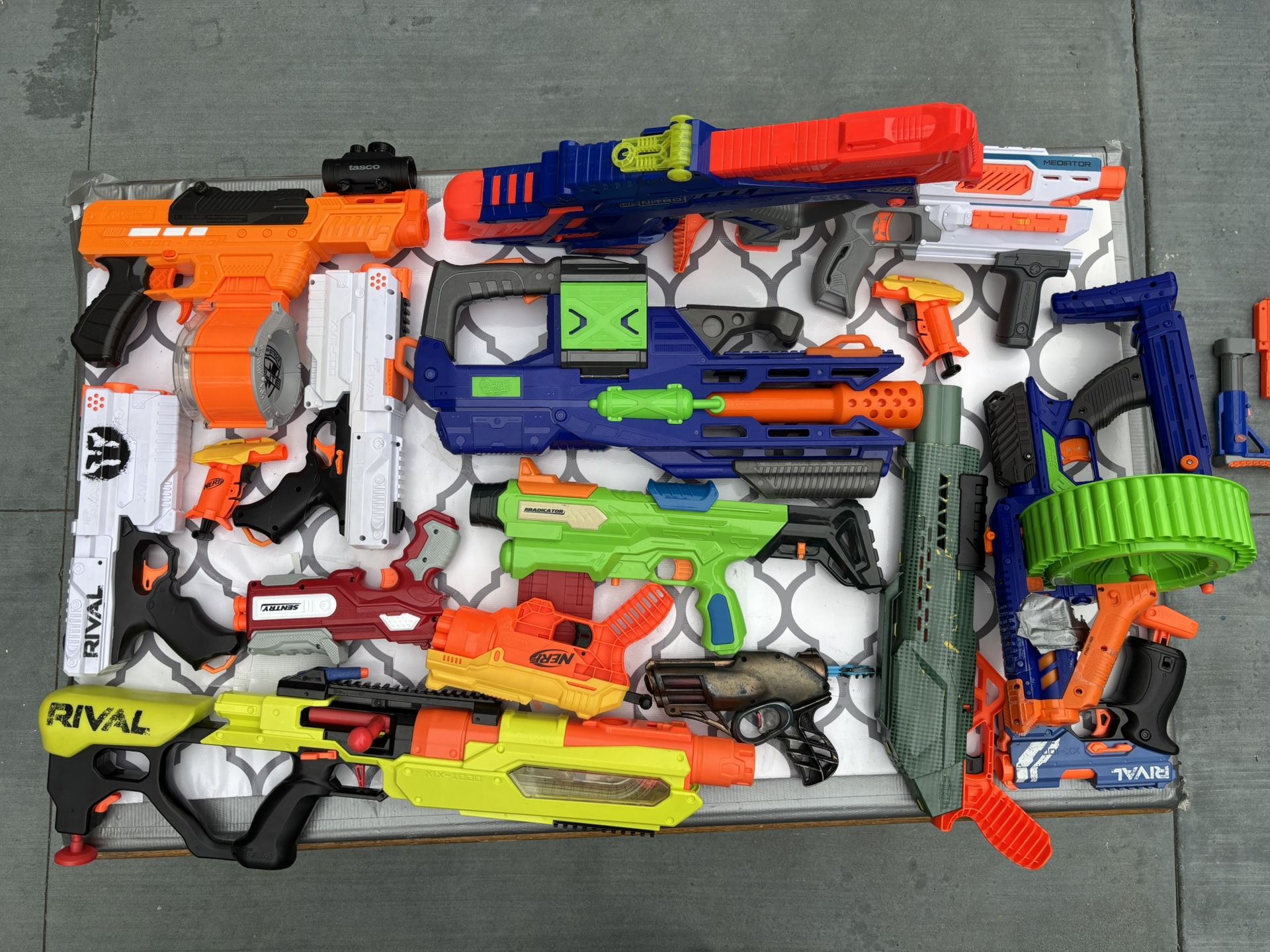 TONS OF NERF GUNS