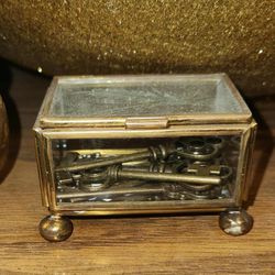 VINTAGE BRASS METAL ETCHED CRYSTAL FLOWER FOOTED JEWELRY BOX CASKET TRINKET KNICKKNACK KEEPSAKE ORGANIZER 
