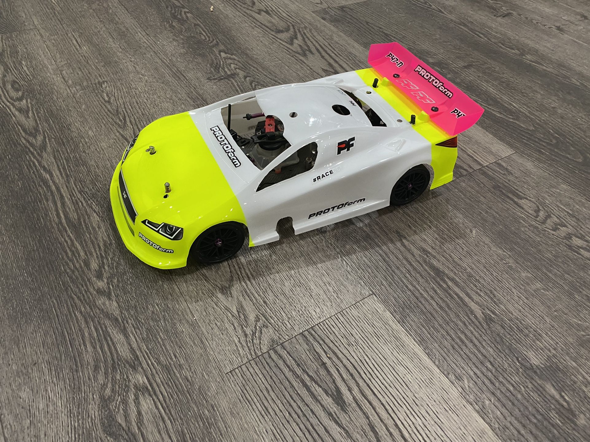 KYOSHO V-ONE-R EVO 1/10 NITRO TOURING RACE CAR