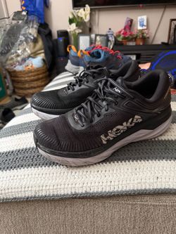 TENNIS SHOES