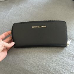 Beautiful Black And Gold Michael Kors Wallet