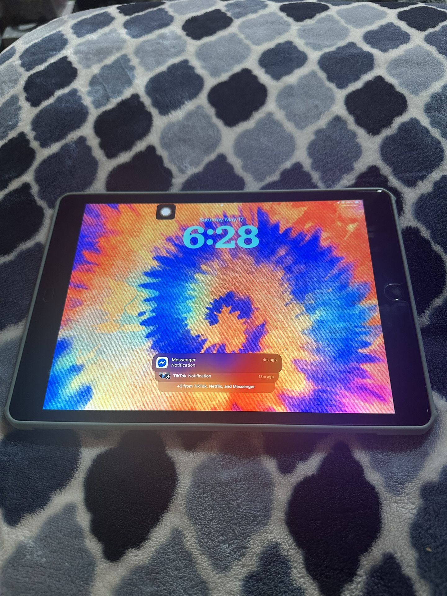 iPad 256GB Apple Pencil, 2 Cases And A Screen Protector