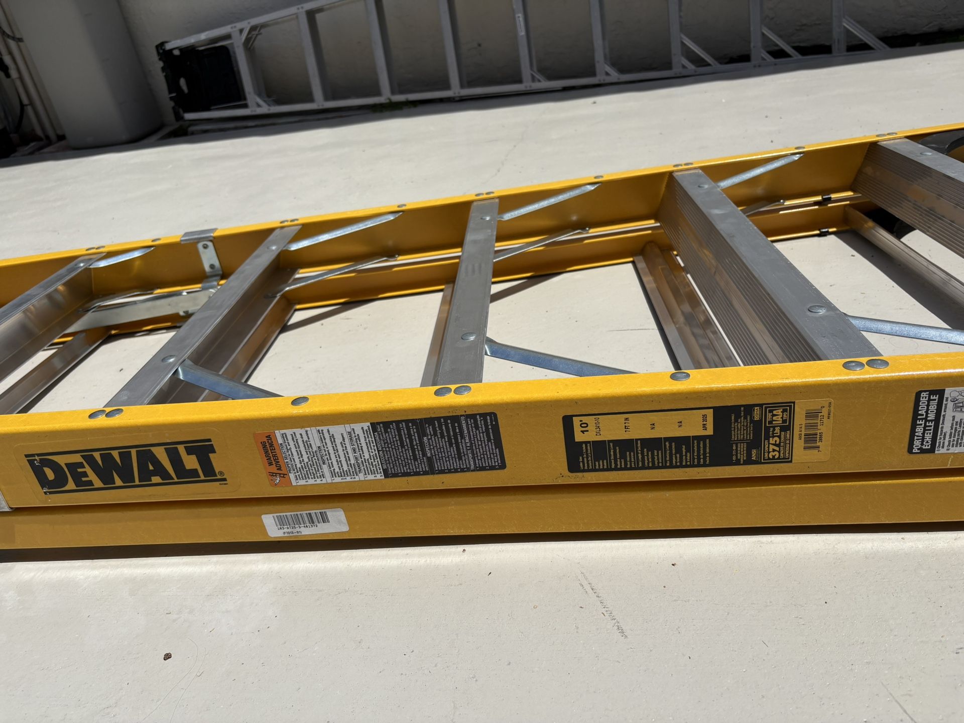 DeWALT 10’ / 375 Lb Step Ladder