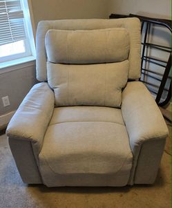 Sealy Posutrepedic Sheldon Lift Assist Recliner.