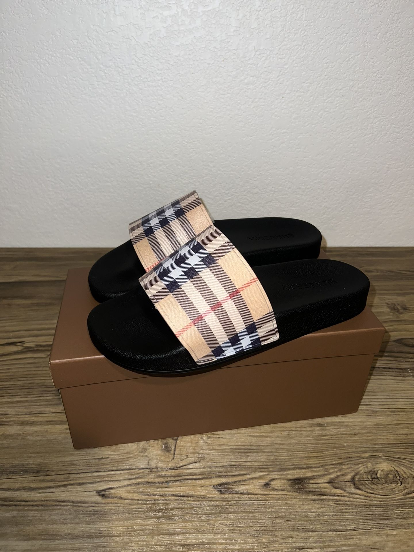BURBERRY SLIDES