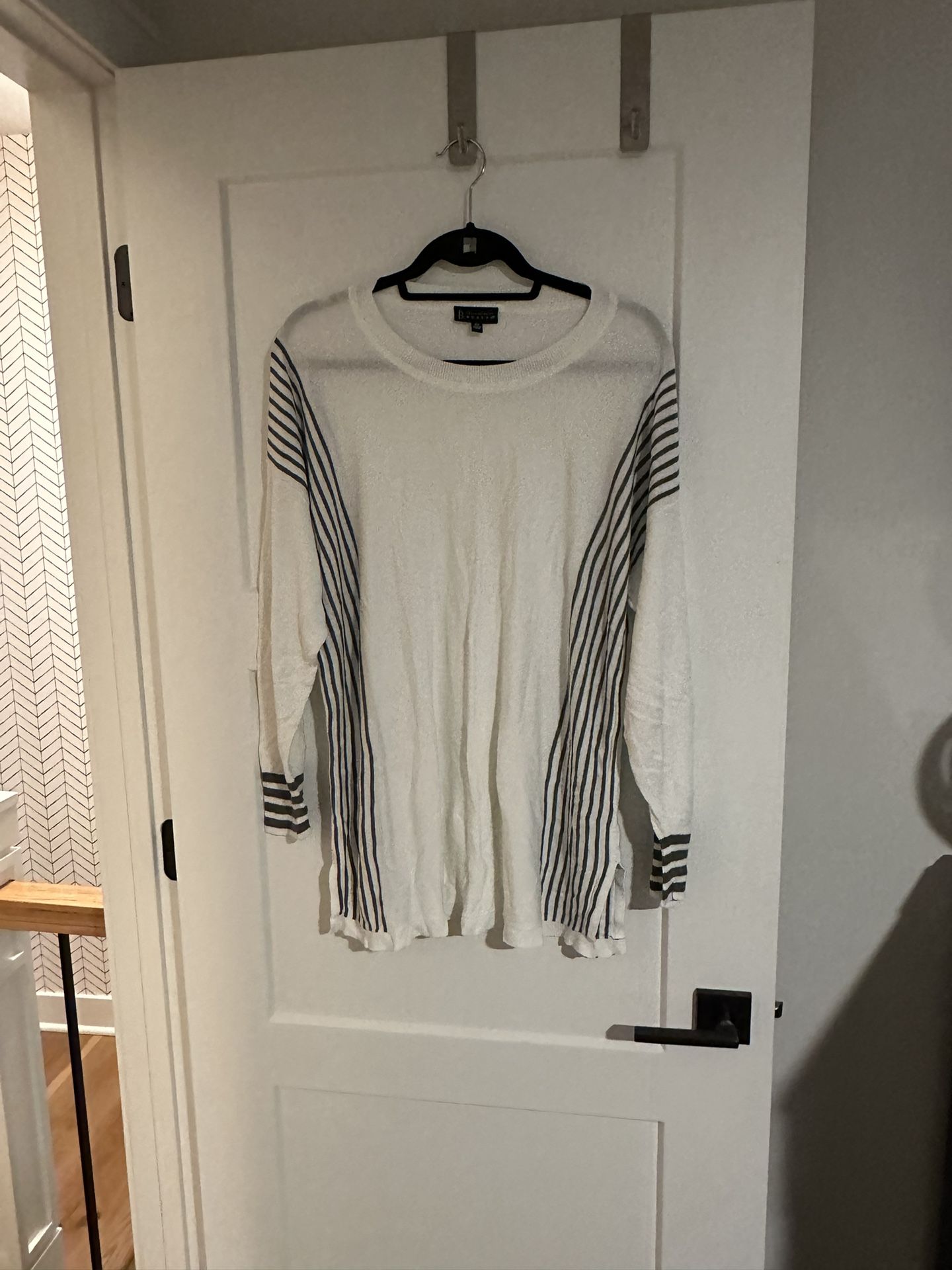 Bobeau 2X Lightweight Tunic Sweater - White With Gray Vertical Stripes Around Sides