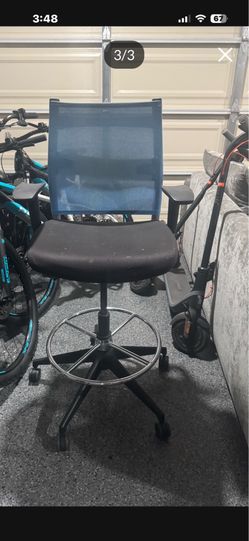 2 office chairs or gaming chairs